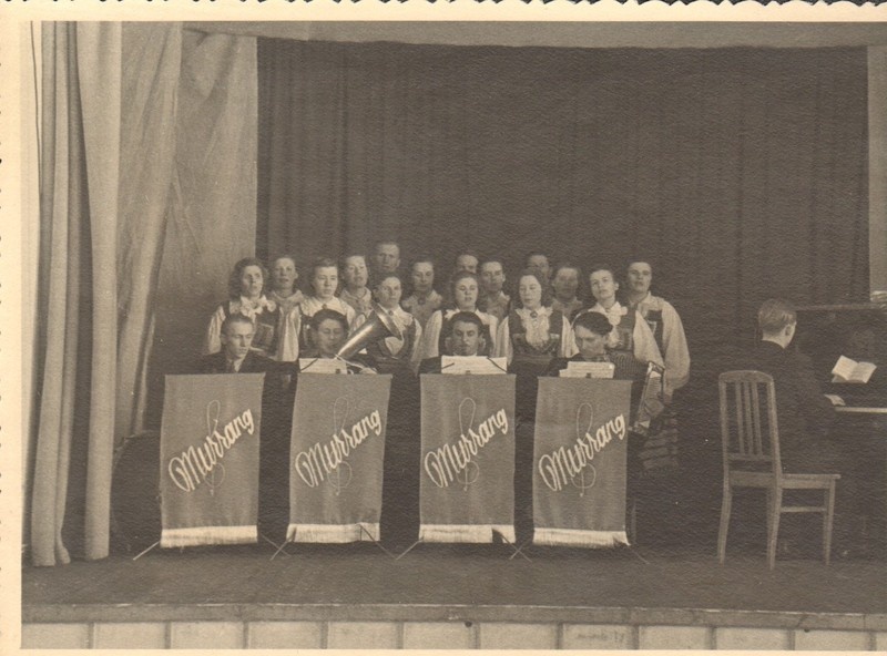 foto, Aravete isetegevuslased esinemas Tapa rajooni kunstilise isetegevuse ülevaatusel 1951.a.