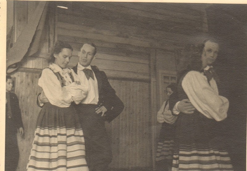 foto, Aravete isetegevuslased esinemas Tapa rajooni kunstilise isetegevuse ülevaatusel 1951.a.