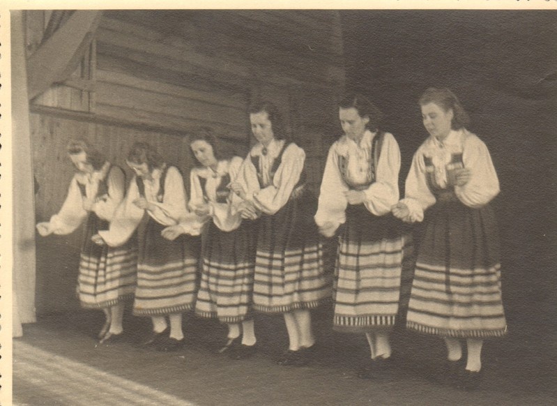foto, Aravete isetegevuslased esinemas Tapa rajooni kunstilise isetegevuse ülevaatusel 1951.a.