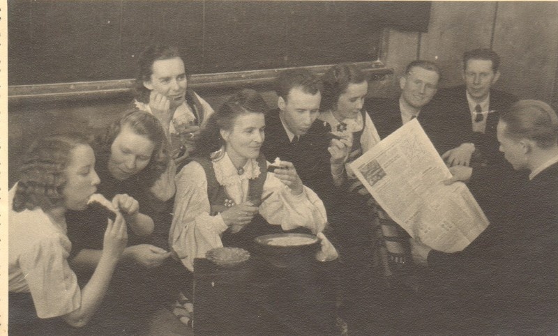 foto, Aravete isetegevuslased esinemas Tapa rajooni kunstilise isetegevuse ülevaatusel 1951.a.