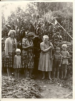 foto, õpetajad Helgi Remmelgas, Elli Ilomets, sm.Tael ja lapsed 1960.a. Koerus maisipõllu taustal