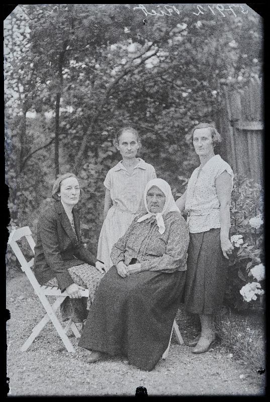 Grupp naisi, perekond Riet.