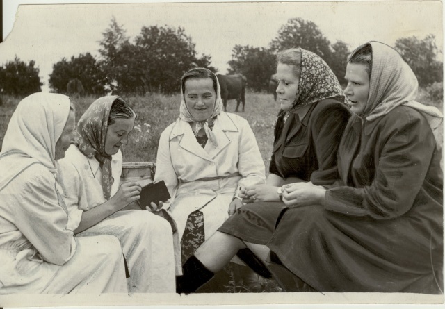 foto, Õiguse Võidu kolhoosi karjafarmi töötajad sots.võistluse küsimusi arutamas 1953.a.