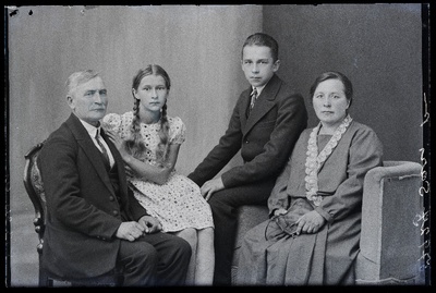 Perekond Sari.  similar photo