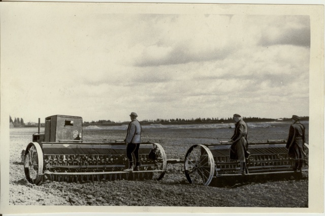 foto, suvinisu põllu seemendamine Kalevipoja kolhoosis 1955.a.