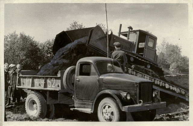 foto, turbamulla laadimine Murrangu kolhoosis 1955.a.