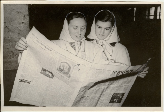 foto, Estonia kolhoosi noored lüpsjad vaheajal lehte lugemas 1956.a.