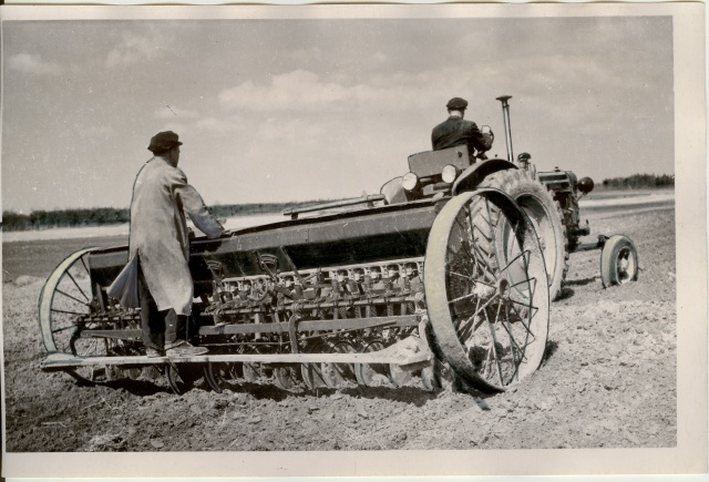 foto, kaerapõllu seemendamine Türi rajooni Jõu kolhoosis 1957.a.