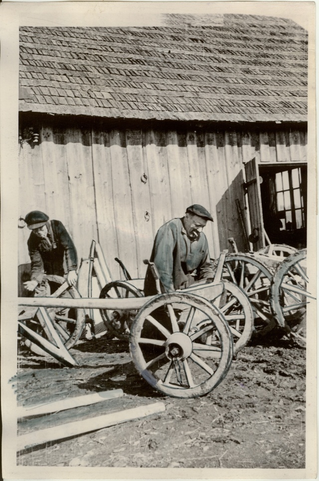 foto, hobuvankrite parandamine Türi rajooni Kungla kolhoosis 1957.a.