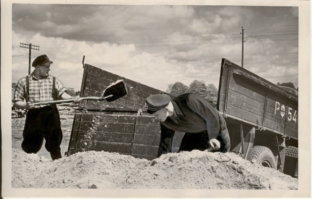 foto, Avangardi kolhoosi autojuht ja kolhoosnik kaaliväetist laadimas 1957.a.