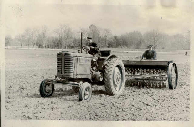 foto, suviteravilja külv Kalinini-nim. kolhoosis 1957.a.