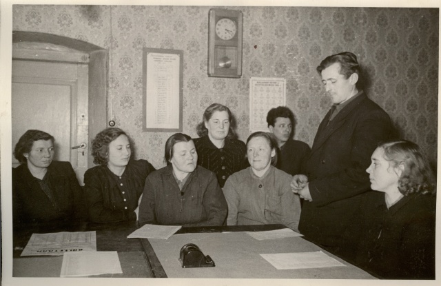 foto, Kaardiväelase kolhoosi parteiorg. sekretär räägib NLKP XX kongressist 1956.a.