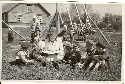 foto,  Kalevipoja kolhoosi lasteaias 1952.a.