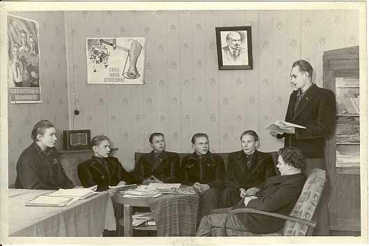 foto,  Vodja Mehhaniseerimiskooli komsomoli sekretär vestleb valijatega 1950.a.