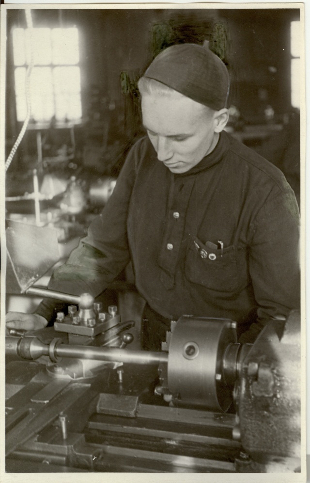 foto, Paide Tööstuskooli õpilane H.Koitla praktikal 1950.a.