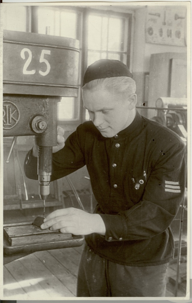 foto, Paide Tööstuskooli agitaator G.Uppin praktikal 1950.a.