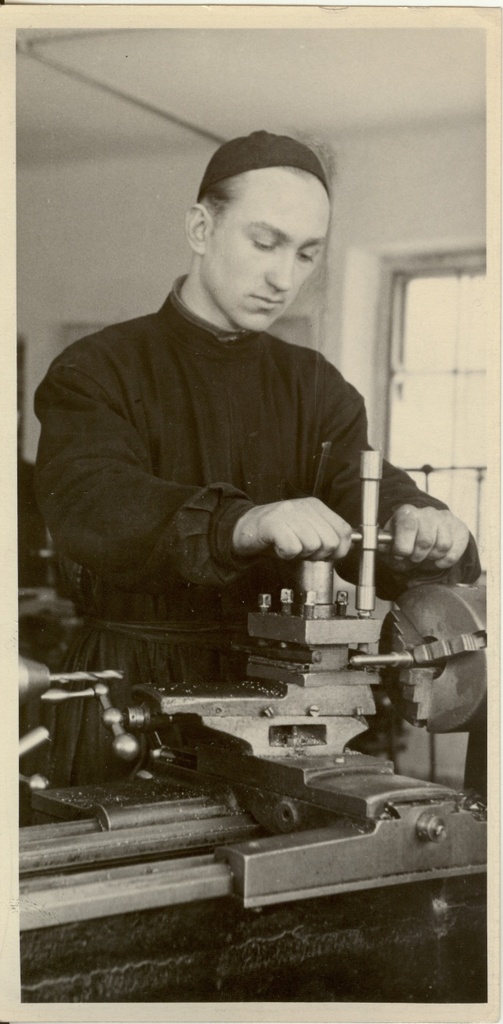 foto, Paide Tööstuskooli õpilane J. Tehmas õppetöökojas 1953.a.