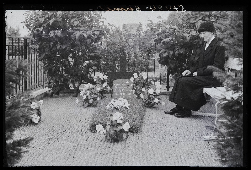 Lesk Marie Siimer (snd Taar)  Viljandi Maakoguduse köster-organisti Jaak Siimeri (1872-1924) hauaplatsil Viljandi Vanal kalmistul.