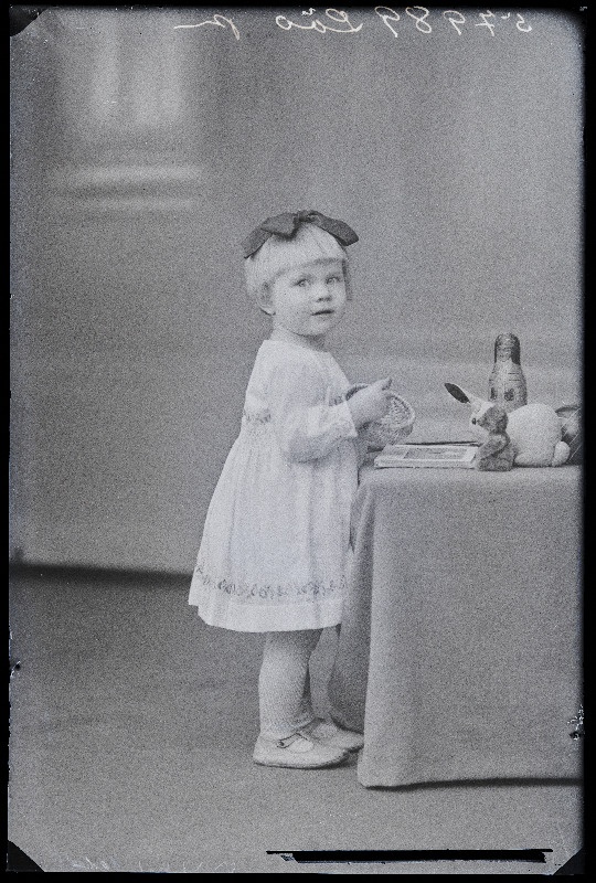 Lõo tütar mänguasjadega.