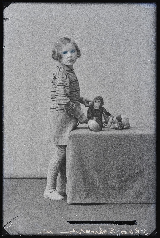 Schvarzi tütar mänguasjadega.