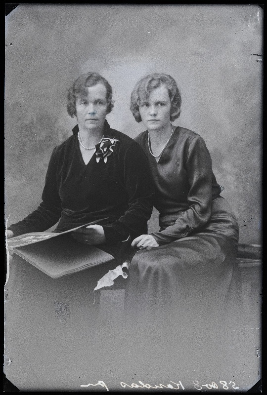 Kaks naist, (foto tellija Kondas).