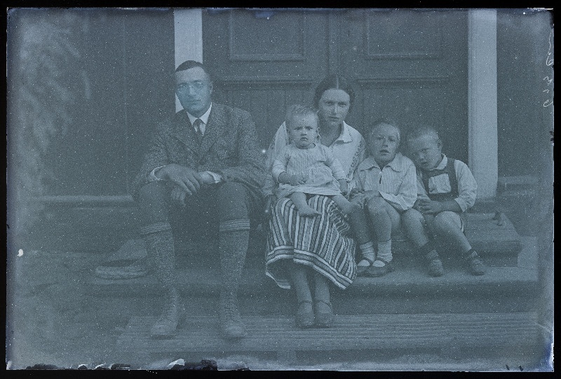 Perekond elumaja trepil istumas, [foto tellija Röand?].