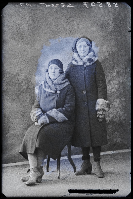 Kaks naist, (foto tellija Särev).