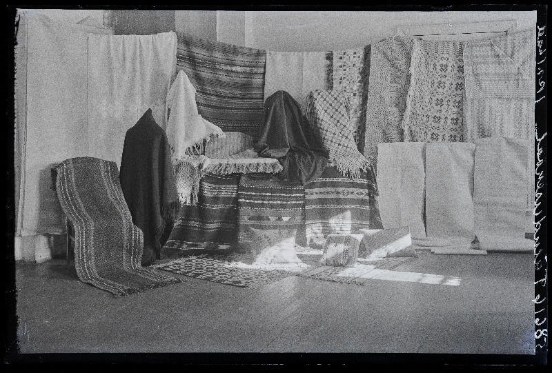 Viljandi Täienduskooli kudumistööde näitus.