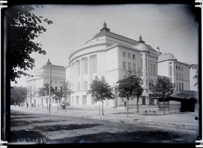 Estonia teatri hoone, eest- ja külgvaade Tartu mnt poolt.  duplicate photo
