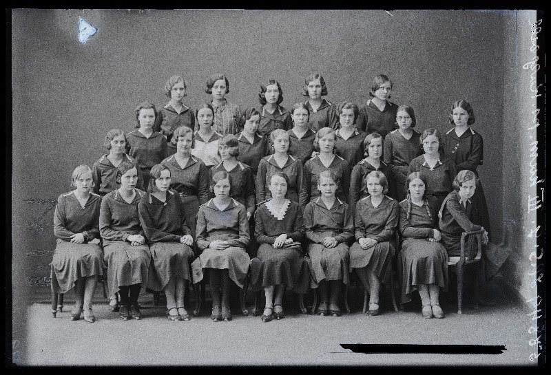 Viljandi Eesti Haridusseltsi Tütarlaste Gümnaasiumi algkooli IV klass ja õpetaja prl Orgussaar.