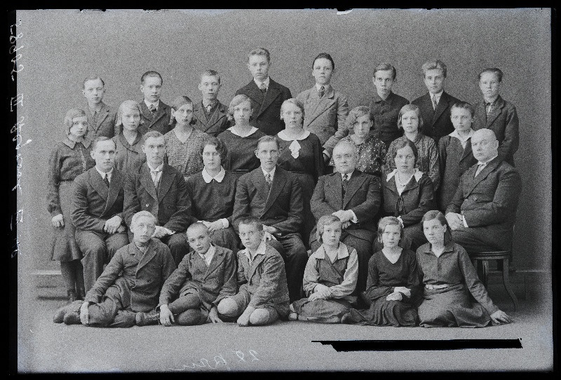 Viljandi Linna 3. Algkooli VI klass ja õpetaja Adamson.