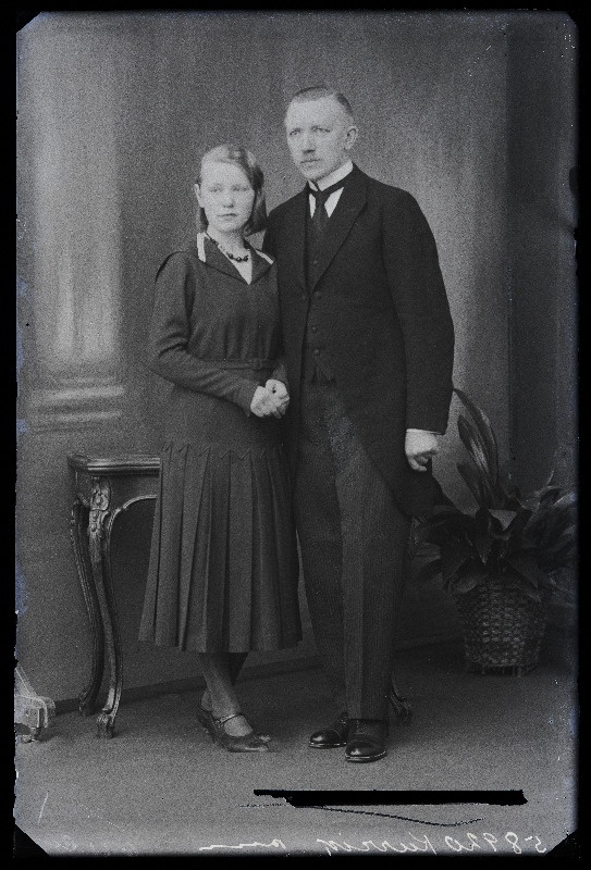 Kooliõpetaja Johannes Kurrik ja tütar Nonna, Viljandi Eesti Haridusseltsi Tütarlaste Gümnaasiumi õpilane.