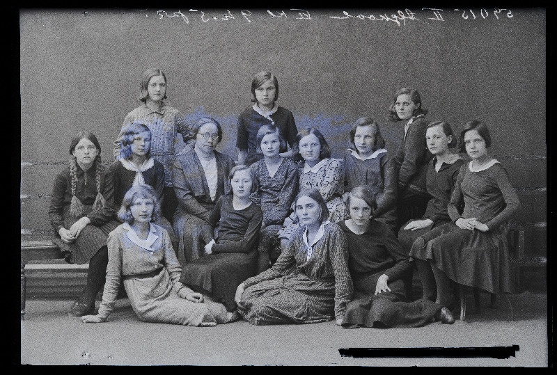 Grupp Viljandi Linna 2. Algkooli VI klassi õpilasi ja õpetajaid.