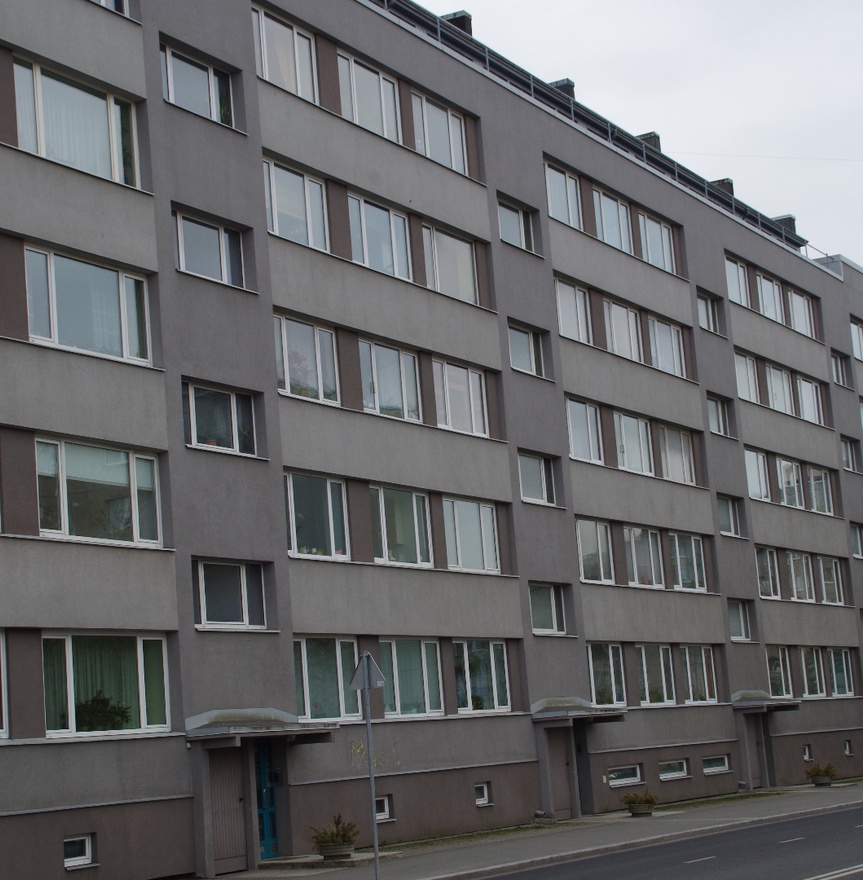 Korterelamu Tallinnas, fassaadivaade piki tänavat vasakult paremale. Arhitekt Udo Ivask rephoto