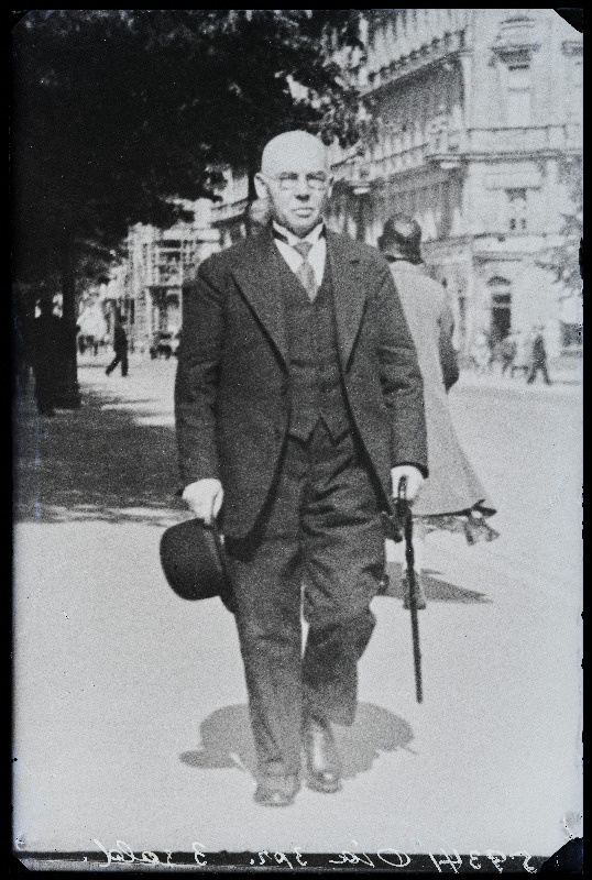 Mees linnatänaval, (08.07.1932 fotokoopia, tellija Oja).