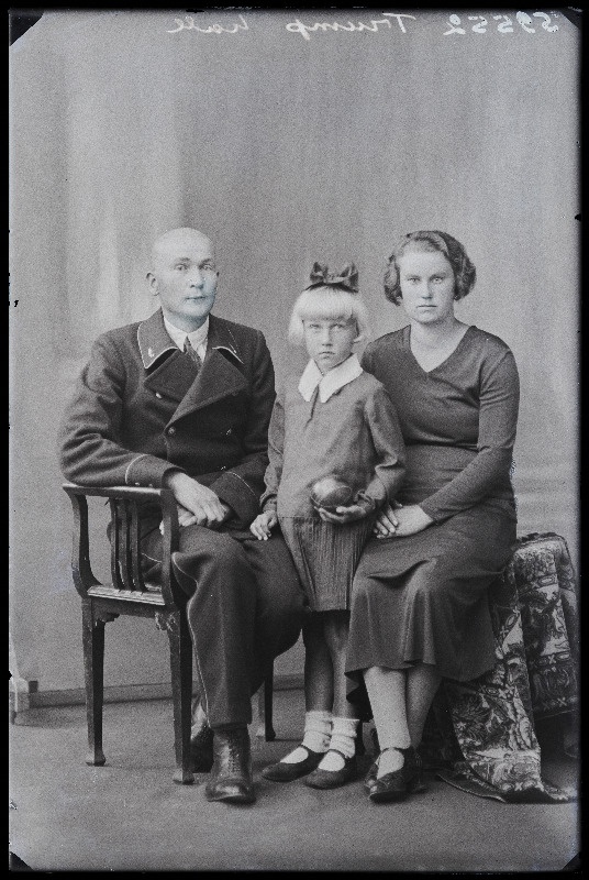 Mees ja naine tüdrukuga, (foto tellija Trump).