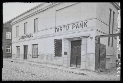 Vaade hoonele Kauba tänav 9 - J. Puhk  Pojad, Tartu Panga Viljandi Osakond.  similar photo