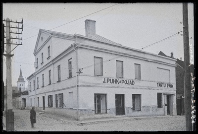 Vaade hoonele Kauba tänav 9 - J. Puhk  Pojad, Tartu Panga Viljandi Osakond.  similar photo