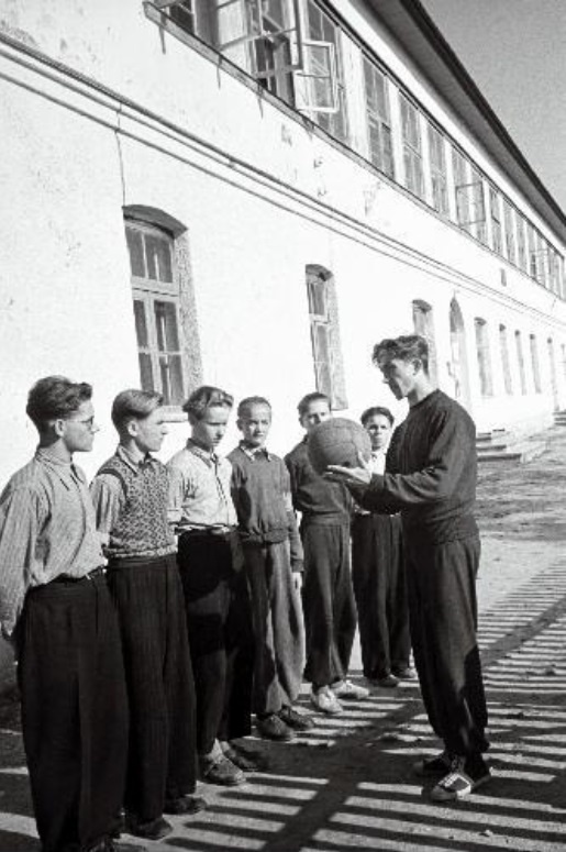 Palamuse 8-class school physical education teacher Kuno Prinken group students. 09.1956