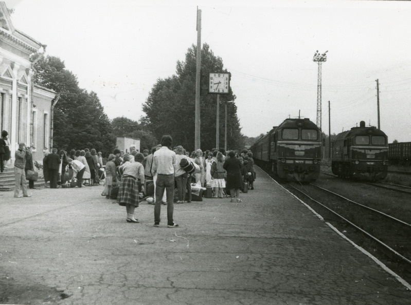 Koolinoorte laulu- ja tantsupeo tantsijate erirong Jõhvi jaamas 27.06.1987.a.