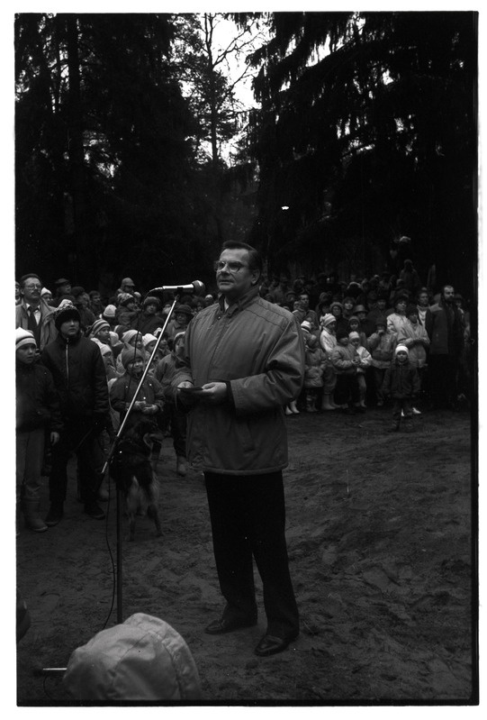„Reportaaž: „Kalevipoja“ avamine Glehni pargis.“ - Tallinn. Mees pidamas kõnet kohalolijatele Glehni pargis.