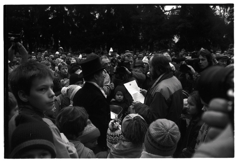 „Reportaaž: „Kalevipoja“ avamine Glehni pargis.“ - Tallinn. Mees lugemas rahvale ette Glehni pargis.