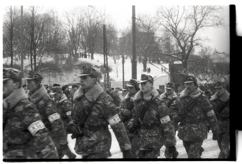 „Grupipilt“ - Tallinn. Kaitsejõudude paraad Vabaduse Väljakul, esiplaanil kaitseväelased.