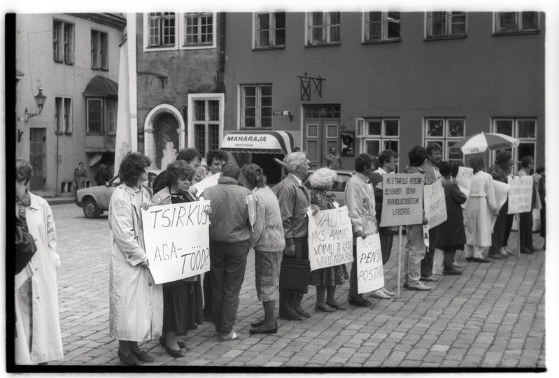 „Inimene tänaval“ - Tallinn. Rahvahulk Raekoja platsil meelt avaldamas