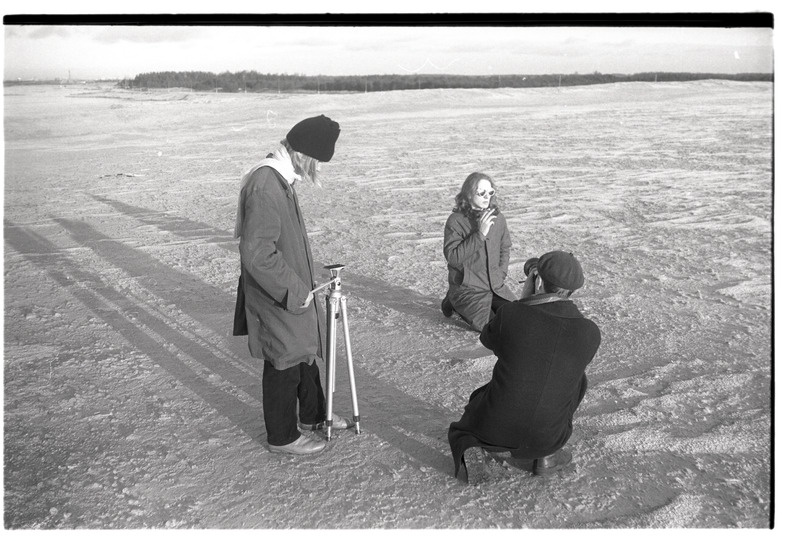 „Reportaaž 2. „Performance filmimine (tuleviku meenutuseks)““ - mehed jäädvustamas performance-etendust liivaväljal