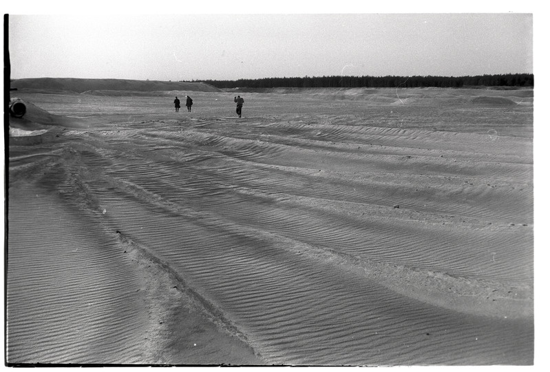 „Reportaaž 5. „Performance filmimine (tuleviku meenutuseks)““ - performance'i etendajad liivaväljal kõndimas