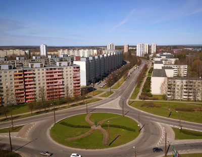 Väike-Õismäe elamurajoon, vaade Õismäe ringile. Arhitektid Mart Port, Malle Meelak rephoto