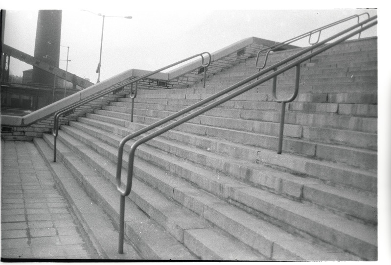 „Arhitektuurifoto (detail)“ - Tallinn. Linnahalli trepid ja trepikäsipuud.