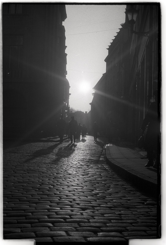 „Vastu valgust“ - Tallinn. Vaade Suur-Karja tänavale.