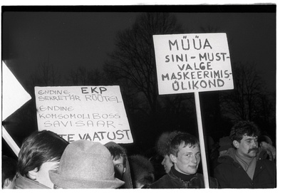 „Reportaaž 5“ - Eesti Vabariigi aastapäeva tähistamine, rahvas seismas siltidega meeleavaldusel  similar photo